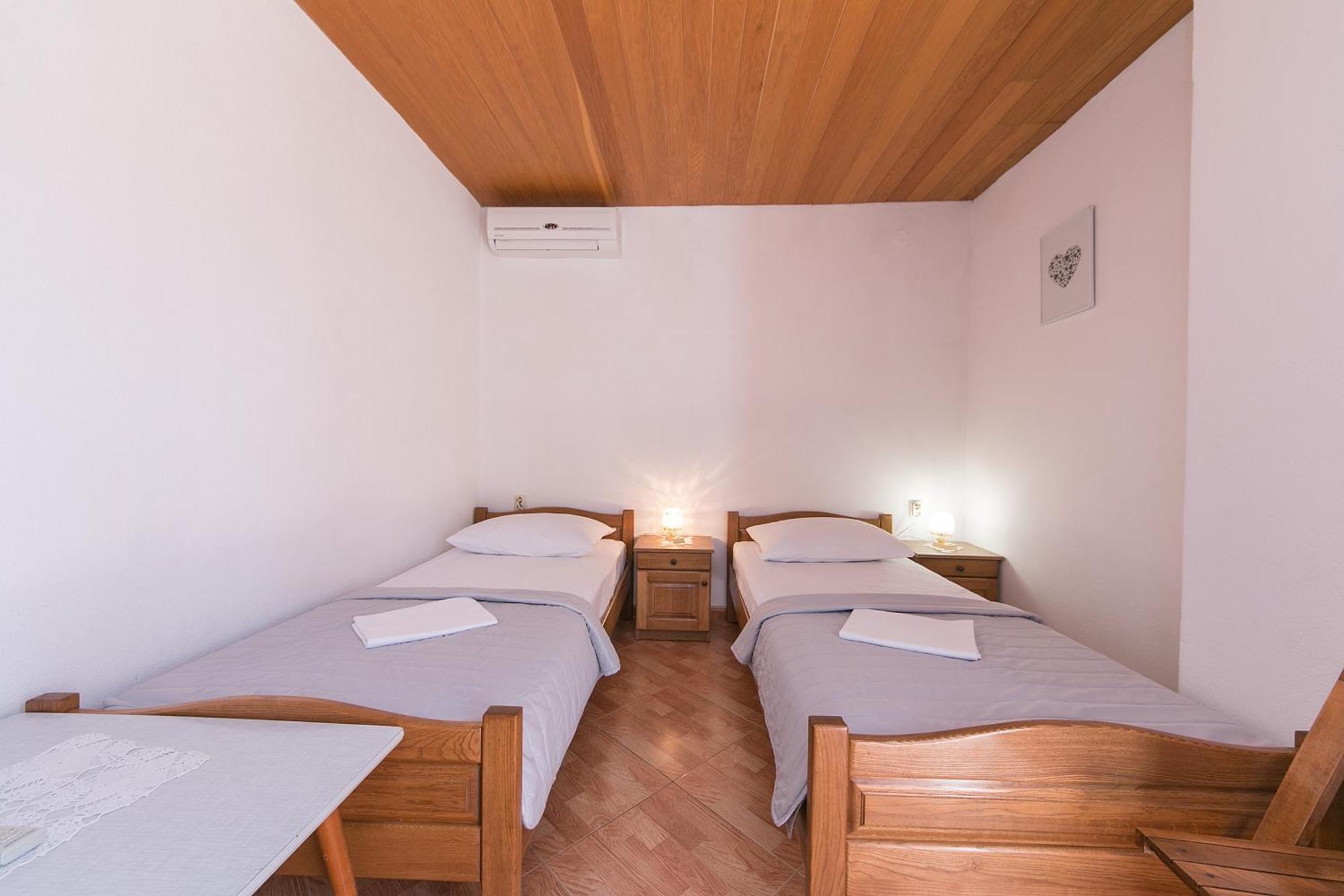 Apartments And Rooms By The Sea Brela, Makarska - 2752 Esterno foto